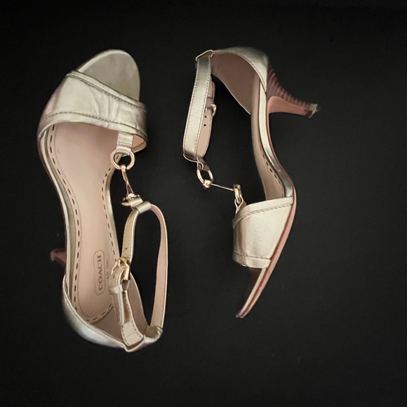 Coach Inez T-Strap sandal with kitten heel I Color: Gold I Size: 8.5 - Picture 6 of 9
